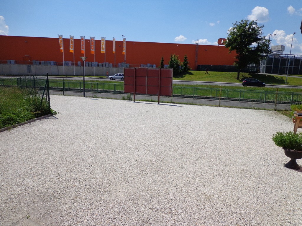 Parkoviště u objektu
